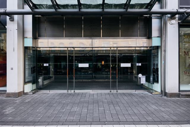 Geschlossen: das Modehaus Engelhorn auf den Planken.  | Foto: Christian Gaier