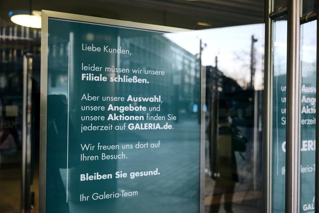 Geschlossen: Der Kaufhof  verweist derweil auf sein Internetportal. | Foto: Christian Gaier