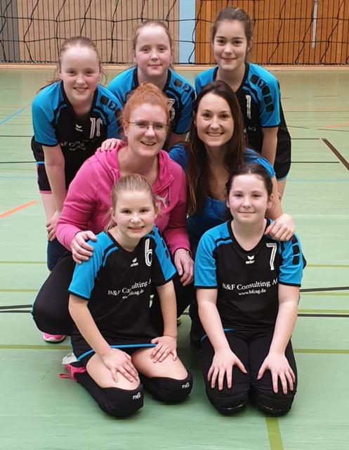 Die U12 mit den Betreuerinnen Daniela Zimmermann und Tatjana Josten beim Spieltag in Bad Kreuznach.