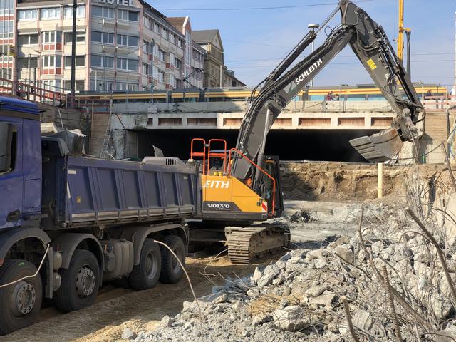 Die Rampenwände der früheren Unterführung östlich vom Karlstor werden abgerissen.  | Foto: Kasig