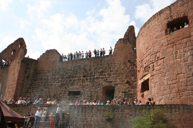 Das Jubiläum im Jahr 2006 lockte zahlreiche Besucher auf die Hardenburg. | Foto: Franz Walter Mappes