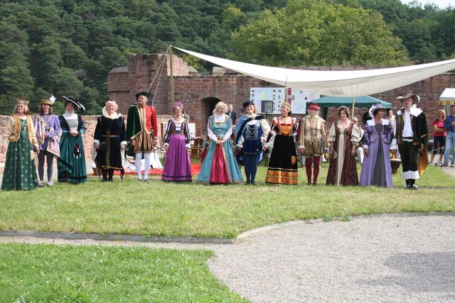 Im Jahr 2006 wurde auf der Hardenburg das Jubiläum "800 Jahre Hardenburg" gefeiert.  | Foto: Franz Walter Mappes