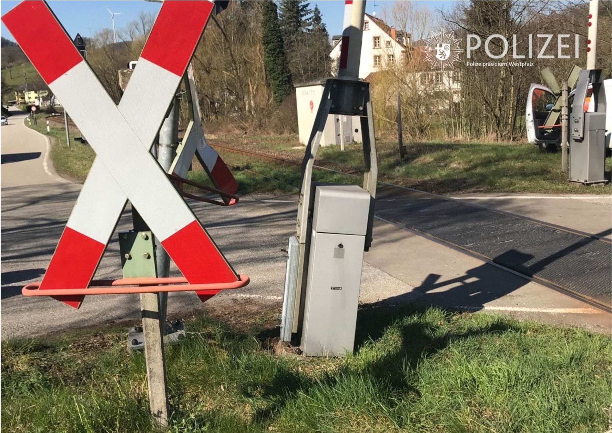 Schrankenanlage In Olsbrucken Beschadigt Hoher Sachschaden Schrankenanlage In Olsbrucken Beschadigt Hoher Sachschaden