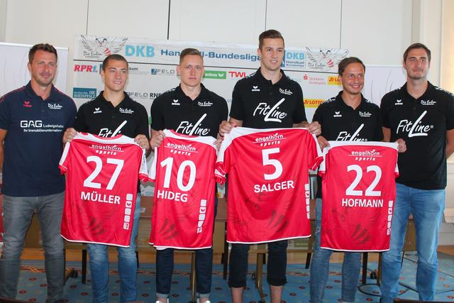 Jerome Müller mit der Trikotnummer 27 neben Eulen-Trainer Ben Matschke (ganz links)