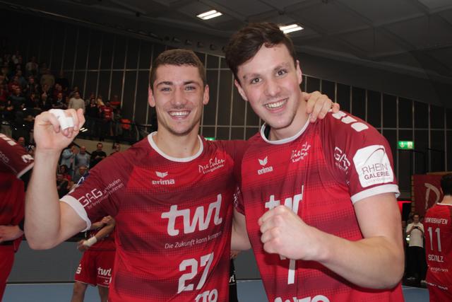 Jerome Müller und Jannek Klein jubeln nach einem Eulen-Sieg
