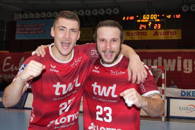 Jerome Müller (links) freut sich mit Pascal Durak nach dem Eulen-Heimsieg