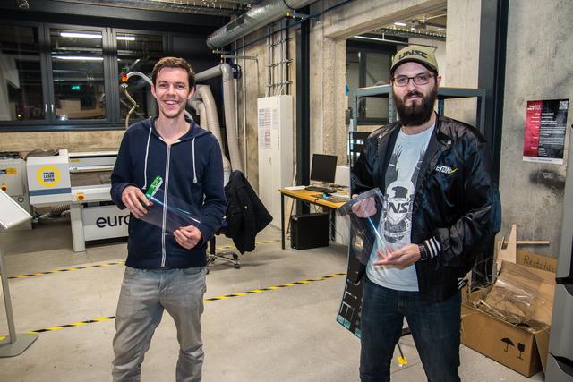 Das Niclas Thomas (links) von Tech-Solute GmbH &amp; Co. KG und Lukas Wingerberg von FabLab Bruchsal e. V. überwachen den Zuschnitt auf dem Laserschneider. 
Quelle: HubWerk01

