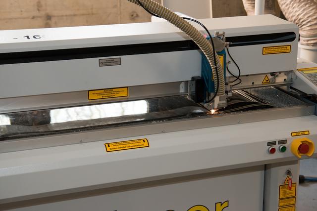 Der Laserschneider im HubWerk01 brennt die Visierscheiben aus Plexiglasplatten heraus.
Quelle: HubWerk01

