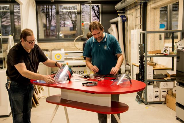 Endmontage im kleinen Kreis, um das Infektionsrisiko so gering wie möglich zu halten.
von links nach rechts: Jonathan Götz, FabLab Bruchsal; Thomas Schmittinger, FabLab Bruchsal e. V.
Quelle: HubWerk01


