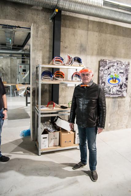 Test, ob es auch wirklich hält. Die Schilde werden ausschließlich an Kliniken, Ärzte und Hilfsorganisationen verteilt – zu den ersten Abnehmern zählte Zahnarzt Cornelius Philipp aus Rettigheim.
von links nach rechts: Zahnarzt Cornelius Philipp aus Rettig-heim
Quelle: HubWerk01