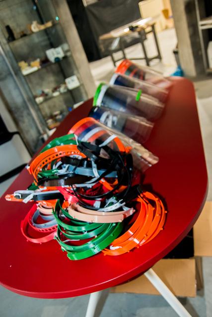 Die Behelfsmasken in verschiedenen Stadien der Fertigstellung. Die Komponenten werden auf 3D-Druckern hergestellt und mit Laser geschnitten.
Quelle: HubWerk01
