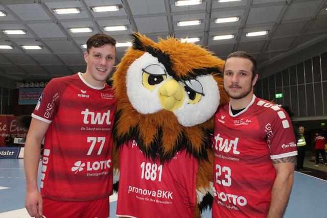 Das Eule Maskottchen mit Jannek Klein und Pascal Durak (rechts)
