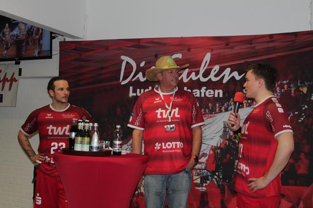Pascal Durak mit Thomas Repp und Max Neuhaus beim Fantalk nach dem Spiel (Foto Michael Sonnick)