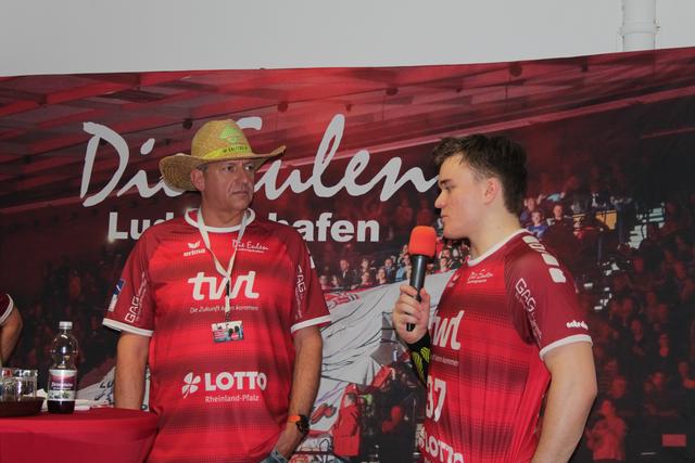 Thomas Repp mit Max Neuhaus beim Fantalk nach dem Spiel (Foto Michael Sonnick)