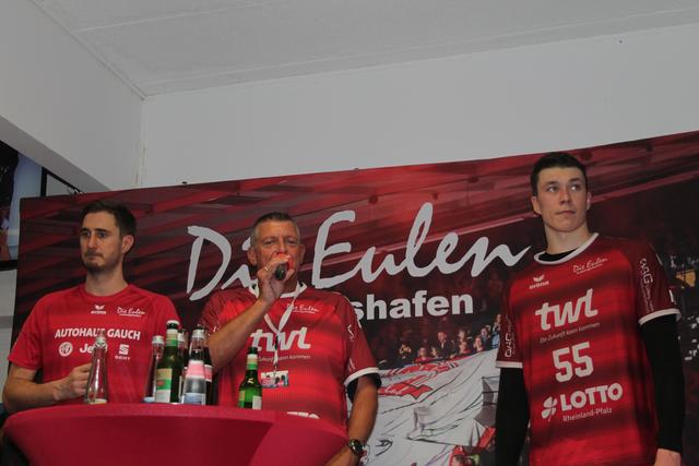 Thomas Repp (Bildmitte) beim Interview nach dem Eulen-Spiel
