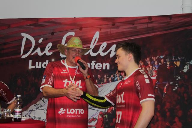 Thomas Repp und Max Neuhaus beim Fantalk nach dem Spiel (Foto Michael Sonnick)