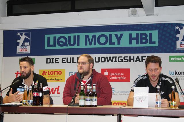 Thomas Stüber (Bildmitte) bei der Eulen-Pressekonferenz (Foto Michael Sonnick)