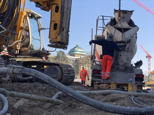 Tief hinunter werden von schwerem Gerät Drehbohrpfähle im Erdreich her-gestellt, um die Baugrube zu sichern. | Foto: Kasig