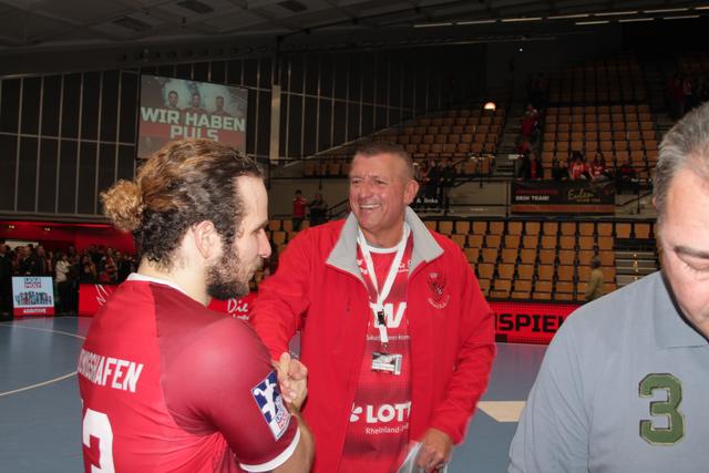 Thomas Repp gratuliert Pascal Durak nach dem Spiel (Foto Michael Sonnick)