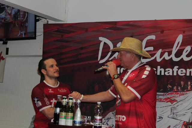 Pascal Durak mit Thomas Repp beim Fantalk nach dem Spiel (Foto Michael Sonnick)