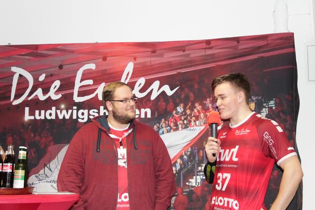 Thomas Stüber und Max Neuhaus beim Fantalk nach dem Spiel (Foto Michael Sonnick)