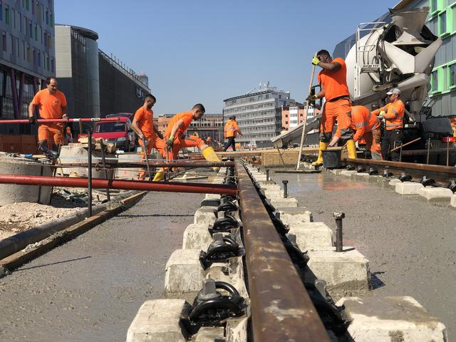 Der Beton fließt beim Gleisbau in der Ludwig-Erhard-Allee, wo die Trasse bereits zwischen den Tunnelrampen entsteht. | Foto: Kasig