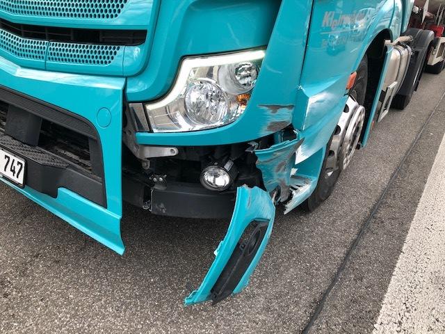 Der Lkw rollte über die beiden Fahrstreifen der BAB 65 bei Kandel. | Foto: pol