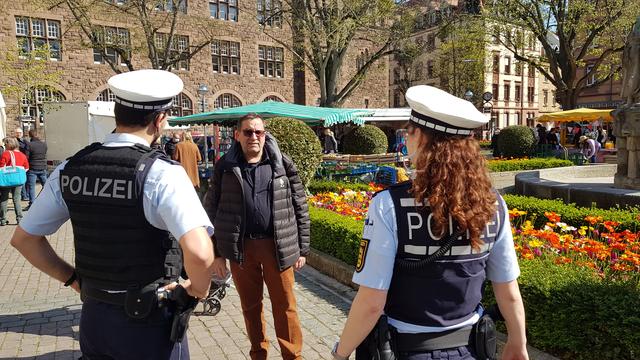 Abstand: Marktamtsleiter Armin Baumbusch im Gespräch mit den kontrollierenden Polizisten | Foto: www.jowapress.de