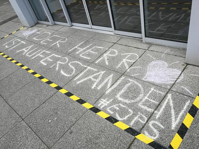 am Eingang der Sparkasse Südwestpfalz ...