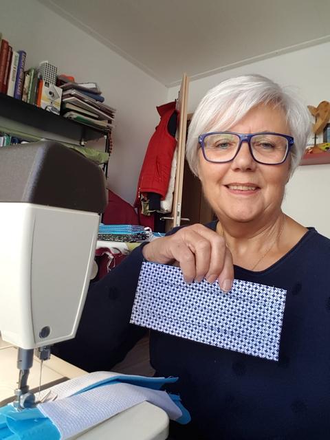 Fleißige und engagierte „Näh-Feen“ sind für das Durlacher Projekt im Einsatz - 
hier Manuela Merz | Foto: Durlacher Selbst