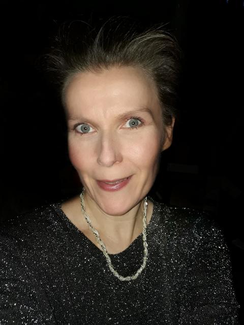 „Fotografieren ist wie schreiben mit Licht, wie musizieren mit Farbtönen, wie malen mit Zeit und sehen mit Liebe."(Almut Adler)

"Gerade in diesen Zeiten merken viele, wie wichtig die Fotografie ist. Sie fängt vergängliche, manchmal sehr flüchtige Momente ein, schafft dauerhafte Erinnerungen, die auch dann noch da sind, wenn die eigenen Erinnerungen anfangen zu verblassen.
Dies gilt auch bei der rein dokumentarischen Fotografie (z.B. bei Events, Ausstellungen, Hochzeiten, u.a.). Fotografie zeigt Momente, die manchmal ohne den Fotografen schon auf Grund der Flüchtigkeit verborgen bleiben würden.
Sie ist niemals losgelöst von der eigentlichen künstlerischen Betrachtungsweise des Fotografen, aber auch niemals losgelöst vom jeweiligen Betrachter.
Sind es nicht gerade jetzt auch Fotografie und Film, die uns Zerstreuung bringen, Momente in Erinnerungen rufen und uns von besseren Zeiten träumen lassen, …?
Der Stillstand bedeutet für mich nicht nur Angst davor, dass alles, was ich mir in 8 langen Jahren mühsam erarbeitet habe, nicht mehr weiter bestehen kann. In diese Angst mischt sich auch Trauer.
Trauer darüber, dass ich zum Beispiel für meine Brautpaare jetzt gerade in der Hochzeits-Hauptsaison, nicht diese unvergesslichen Momente ihres schönsten Tages festhalten kann, die sie sich so wünschen. Momente bei denen sie sich bewusst für mich entschieden haben, um diese festzuhalte. Trauer und Gedanken darüber, bei Verschiebungen nicht einmal dafür garantieren zu können, dass 2 meiner Brautpaare nicht eventuell am selben Tag ihre Hochzeit nachholen und ich dann vor einer Entscheidung steht, die ich so nie treffen wollte.
Trauer darüber, dass ich all den frischgebackenen Mamas und Papas, die sich schon seit Monaten so darauf gefreut hatten, dass ich gleich nach der Geburt ihr kleines Wunder in seiner Winzigkeit fotografisch festhalte, jetzt absagen muss. Es fühlt sich für mich an, als würde ich sie in Stich lassen, auch wenn ich mich gleich an die Arbeit gemacht habe, um ihnen einen kleinen Leitfaden schicken zu können, wie sie selbst das eine oder andere schöne Erinnerungsfoto machen können.
Ich ziehe aber auch positive Dinge aus diesem Stillstand, ich komme zur Ruhe, habe wieder mehr Zeit für Freundschaften, Familie, Netzwerken, Fortbildung, habe Zeit, mich und das was ich tue, zu hinterfragen … und ich werde auch jetzt in diesen Zeiten nicht aufhören weiter für meine Träume und Ziele und für meinen Beruf, den ich über alles liebe zu kämpfen.
Der Stillstand, darf uns nicht lähmen, wir müssen weiter aktiv bleiben, vielleicht umdenken und uns neu erfinden, damit wir wahrgenommen werden und nicht in Vergessenheit geraten …."
 | Foto: Sabine Kast