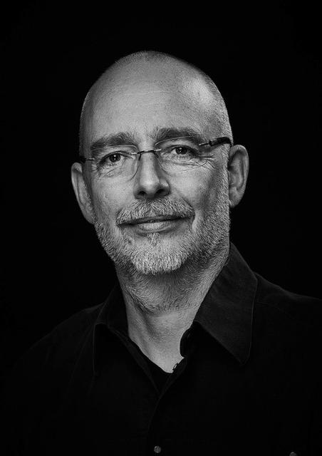 "Kunst ist für mich die Beobachtung der Gesellschaft und deren Veränderung. Wie gehen wir mit uns und anderen um. Krisen können Abgründe hervorbringen, genauso wie sie es schaffen, Mitmenschlichkeit und Zuversicht wachsen zu lassen. Die Vergänglichkeit und Überlebenskraft der Natur ist für mich beispielhaft und sie liefert mir Motive, sowie Gedanken für meine künstlerische Arbeit. . Viele meiner Werke sind in der Farbigkeit bewusst reduziert und schaffen damit eine Ruhe und Stille, die im Kontrast zu unserer lauten und schrillen Umwelt steht. Das Entdecken und Erahnen, welche Metaphern sich in den Objekten und Bildern verbergen, überlasse ich den Betrachter, der manchmal durch Titel auf eine Fährte geleitet wird." | Foto: Michael Lerche