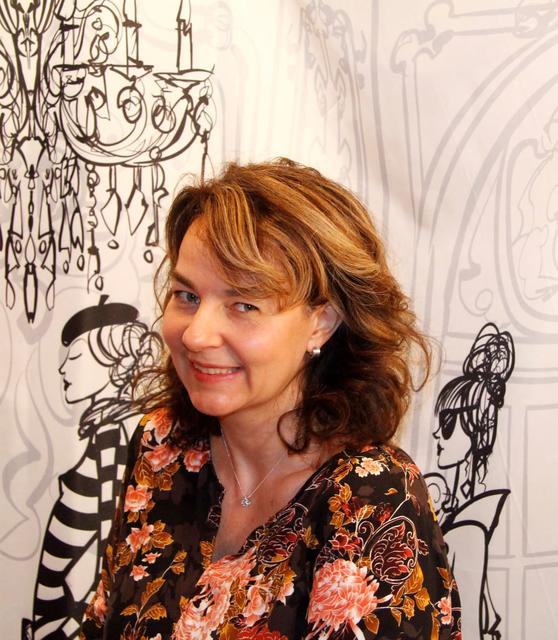 "Kunst macht das Leben bunter, bereichert und man kann Lebensgefühle ausdrücken.
In der Zeit der Krise gibt es viele Möglichkeiten diese für Pläne und kreative Ideen für "Danach" zu füllen. Ich finde es toll, dass sich hier Künstler aus verschiedensten Sparten zusammen gefunden haben und wie Puzzleteile zum einem Gesamtbild werden.
Mit meinen Fotos fange ich gerne den unwiederbringlichen Moment zu diversen Themen ein und möchte den Betrachter daran teilhaben lassen. In der derzeitigen Corona-Krise haben sich die Prioritäten der Menschen verschoben. Die Gesundheit und Versorgung der Familie sind das Wichtigste geworden. Besonders in Zeiten der gesellschaftlichen Isolation und Angst vor dem Ungewissen erleben aber viele eine Horizonterweiterung durch Kunst und Kultur.
Zeiten des Stillstands sind mir persönlich seit einem Unfall nicht fremd - allerdings ist es jetzt ein globales Problem. Ein vom Krankenhausbett mit der Kamera herangezoomter Sonnenuntergang sieht nicht anders aus als wäre man bis hin gelaufen. Wir müssen alle Geduld haben und das Beste jetzt gemeinsam aus der Situation machen.
Hoffen wir auf bessere und gesunde Zeiten, wo Alles wieder möglich ist.“
  | Foto: Beate Schmalfuß