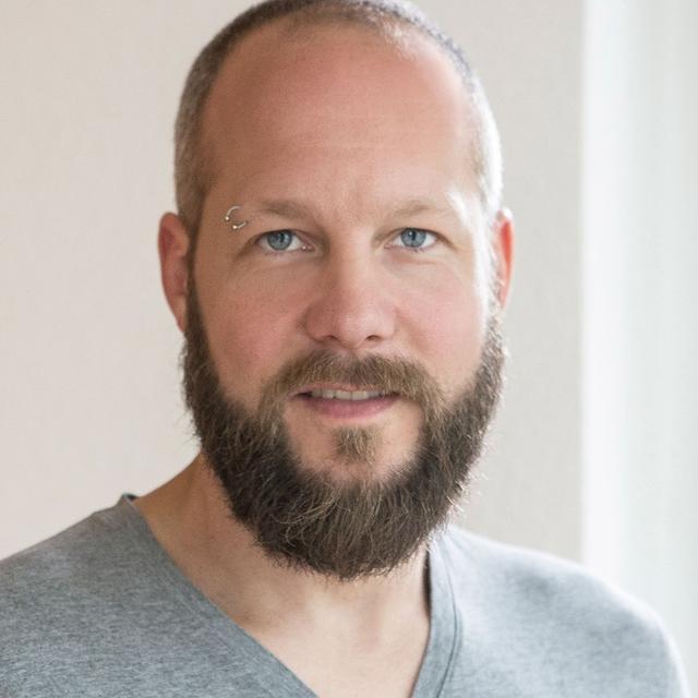 "Es ist vermutlich noch ein langer Weg, bis wir alle wieder aufatmen können. Aber gerade jetzt tut es gut, zu spüren, dass wir in der Krise nicht alleine sind. Die große Solidarität macht uns stark und gibt uns Hoffnung, die nächsten Monate überstehen zu können und danach wieder mit voller Kraft das zu tun, was wir am besten können: Konzerte rocken und Partys feiern!"
 | Foto: Timo Feldmann