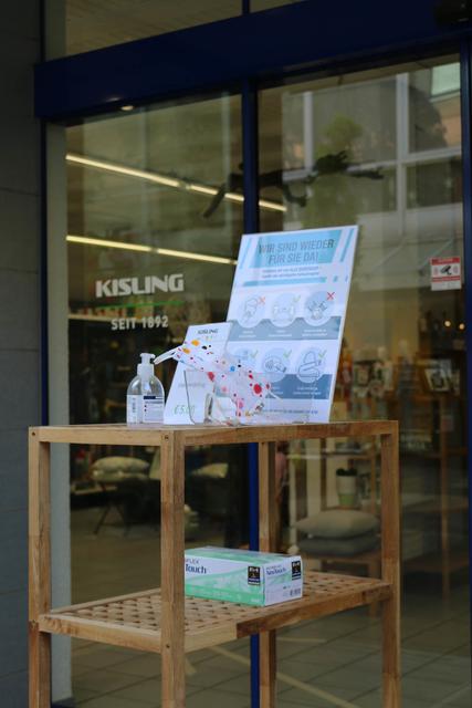 Hygiene ist wichtig: Ein kleiner Stand vor dem Ladengeschäft bei Kisling macht darauf aufmerksam. | Foto: Gisela Böhmer