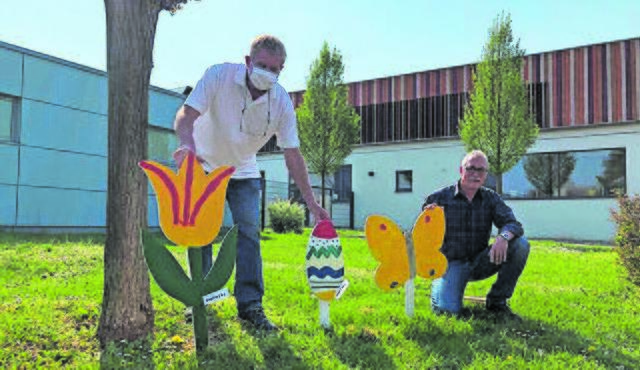 Helmut Wesper und Ortsvorsteher Roland Heilmann beim Aufstellen der Holzfiguren. | Foto: ps