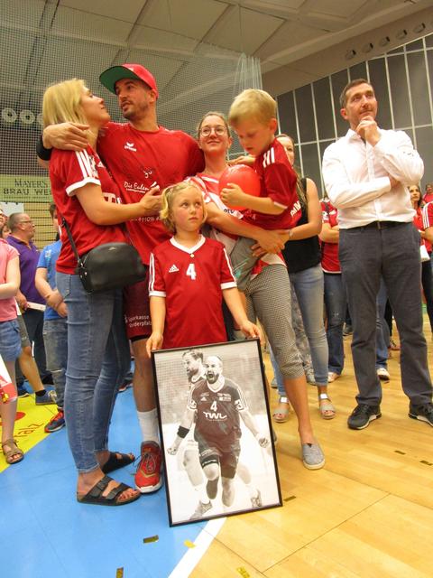 Philipp Grimm mit seiner Familie beim Abschied