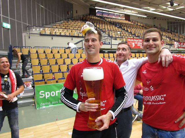 Bierdusche für Eulen-Torwart Kevin Klier