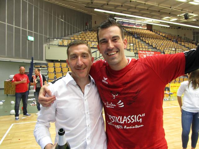 Eulen-Torwart Kevin Klier (rechts) freut sich mit Marcus Endlich über den Aufstieg