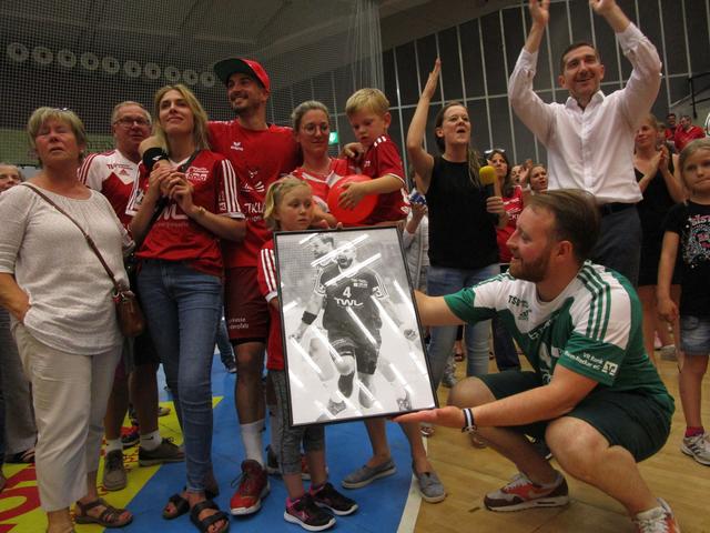 Philipp Grimm mit Foto als Abschiedsgeschenk