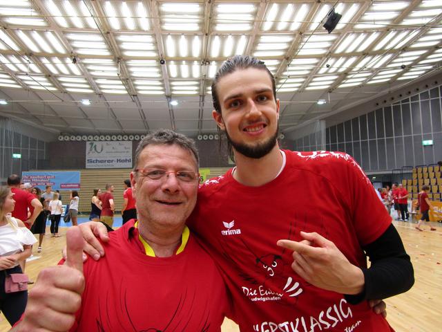Patrick Weber (rechts) freut sich über den Aufstieg