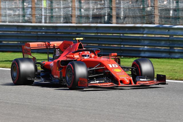 Foto 3: Ferrari-Teamkollege Charles Leclerc (Startnummer 16) hat seinen Vertrag bis 2024 verlängert (Foto von Thorsten Horn)
