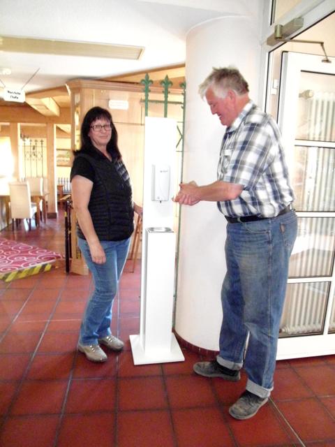 Heidi und Thomas Engel (Landgasthof Zum Ochsen) mit dem neuen berührungslosen Desinfektionsmittelspender. | Foto: Werner G. Stähle