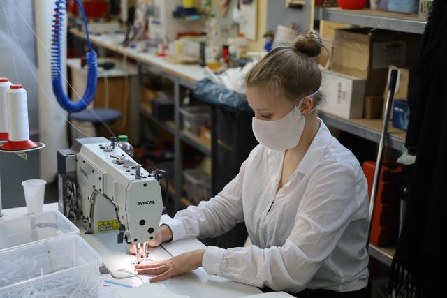 Tochter Natalie Meyer bringt sich mit viel Geschick und großem Engagement beim Nähen der Masken ein | Foto: Ralf Vester
