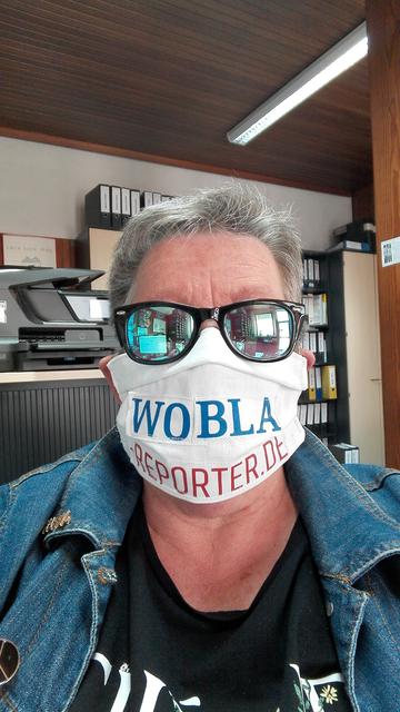 Kreativ mit Wochenblatt-Reporter-Logo: Das ist die Maske von unserer Kollegin Anita Hammer vom Trifels Kurier.  | Foto: Privat