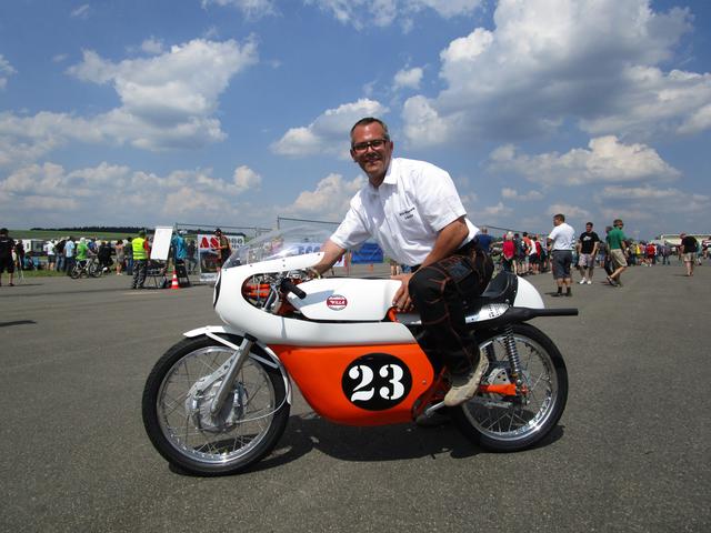 Volker Bähr auf seiner Villa-Rennmaschine