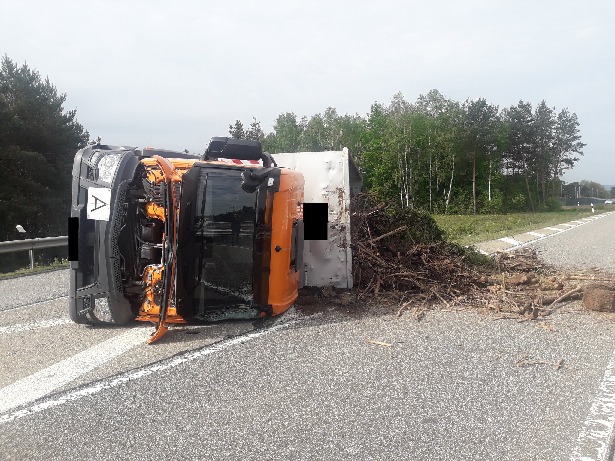 Unfall auf der Autobahn A6 bei Kaiserslautern Zu schnell gefahren Lkw kippt um Kaiserslautern
