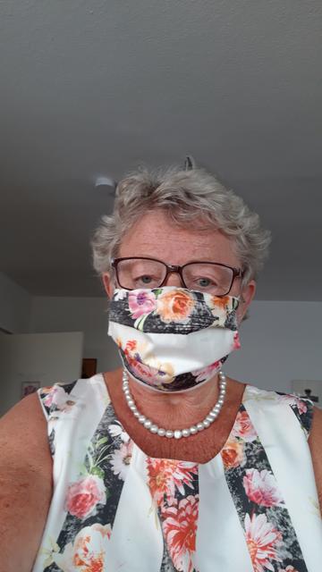Helga Olbrich hat sich zu ihren selbst genähten Sommerkleidern aus den Stoffresten die passenden Masken genäht - eine tolle Idee!
 | Foto: privat