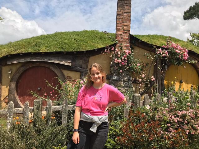 Amelie Bruhns in Hobbiton (Film Set) in Matamata | Foto: privat