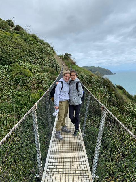Amelie Bruhns mit ihrer Freundin Lena auf dem Paekakariki Escarpment Track | Foto: privat